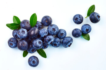Heidelbeeren mit Gruen, isoliert, Blaubeeren, heidelbeerblätter, 