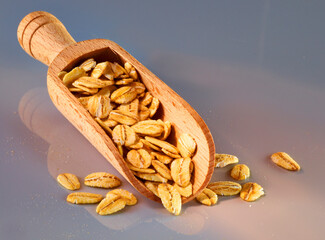  Holzschaufel mit Haferflocken, isoliert, Müsli, Haferflocken, 