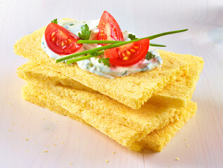 Knusperbrot mit Tomaten und Quark mit Kraeutern, isoliert, Frühstück, Schnittlauch, 