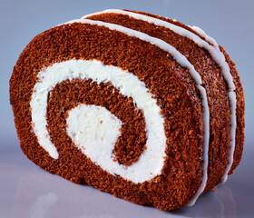  Kuchenrolle mit Sahnefuellung, Schokokuchenrolle, isoliert, Cremerolle, Rolle, 