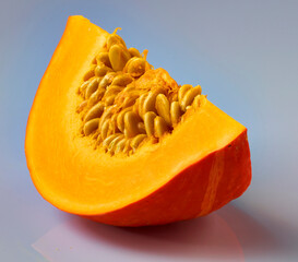  Kuerbis Viertel roh, Hokaido Kürbis, isoliert, Kürbiskerne, 