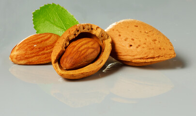 Mandeln, Mandeln mit Schale, Mandelblatt, isoliert, 