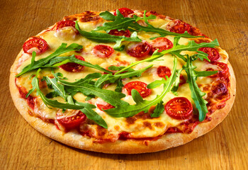 Pizza mit Tomaten und Ruccola, Italien, Pizza, isoliert, 