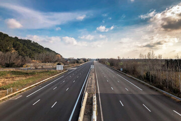 autoroute vide , il n'y a pas de trafic