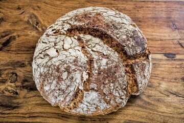 rundes siegerbäckerbrot auf einem holztisch