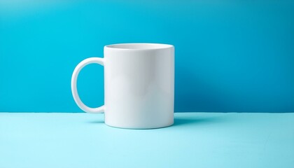 Caneca de porcelana para mockup flutuando e atrás um fundo azul
