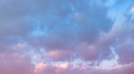 Obraz premium Beautiful tender sunrise sky with clouds. Sky background.
