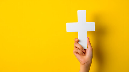 Obraz premium Close-up of a human hand holding a large white hashtag sign against a yellow background for social media marketing