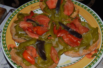 Friselle, bruschette con peperoni, melanzane e cipolla grigliate