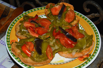 Friselle, bruschette con peperoni, melanzane e cipolla grigliate