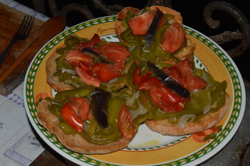 Friselle, bruschette con peperoni, melanzane e cipolla grigliate