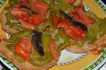 Friselle, bruschette con peperoni, melanzane e cipolla grigliate