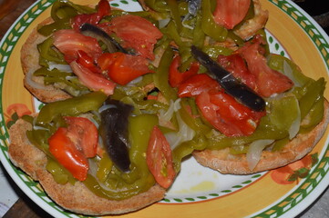 Friselle, bruschette con peperoni, melanzane e cipolla grigliate
