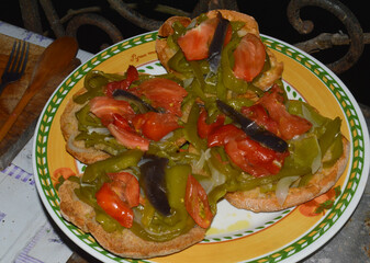 Friselle, bruschette con peperoni, melanzane e cipolla grigliate