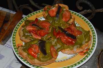 Friselle, bruschette con peperoni, melanzane e cipolla grigliate