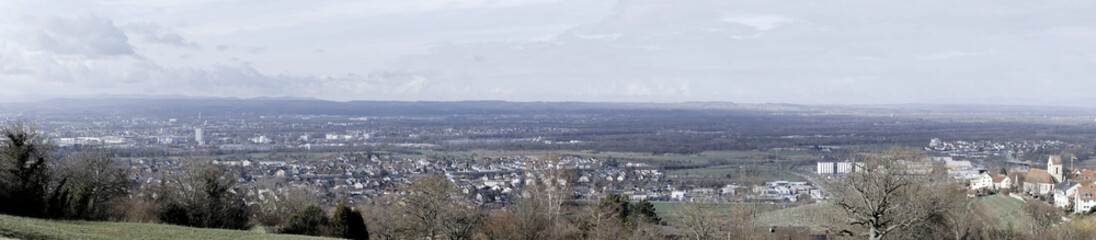Panoramablick vom Westhang des Tullinger Hügels. Von Basel in der Schweiz nach Ötlingen in Deutschland. Die Rheinebene, der Jura und der Sundgau am Horizont