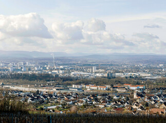 Dreiländereck Landschaft. Die Palmrainbrücke zwischen Weil am Rhein und Haltingen mit Blick auf Basel und die vom Sundgau und Jura begrenzte Rheinebene