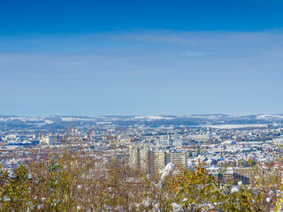 Winterlandschaft. Dreiländereck. Schneebedeckt Rheinebene, Basel, Weil am Rhein, Huningue und die Sundgauer Hügel an einem schönen Wintertag