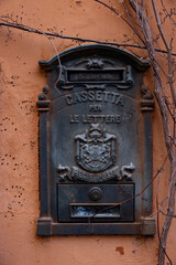 Bo&icirc;te aux lettres italienne, jour, vertical