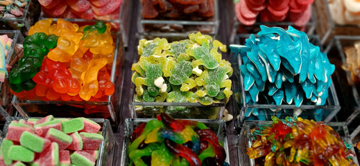 caramelle colorate, dolciumi, gomme e orsetti colorati di zucchero, colored candies, sweets, gum and colored sugar bears