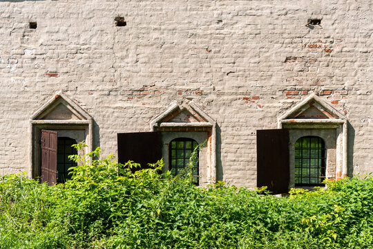 Unas bonitas y antiguas ventanas de una iglesia de una viaje a Mosc&uacute;