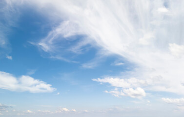 Fototapeta premium A beautiful serene sky with fluffy white clouds and a bright blue background, inviting a sense of peace and tranquility.