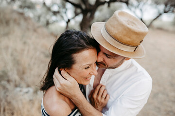 Liebespaar, 40+, im Freien