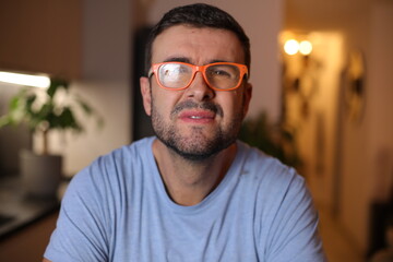 Obraz premium Man trying to see through dirty eyeglasses 