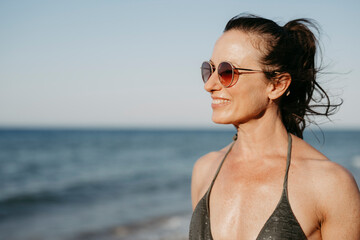 Frau mit Sonnenbrille im Bikini am Strand, Griechenland