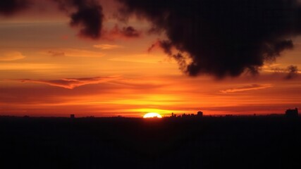 Fototapeta premium Vibrant colors streak across the sky creating a mesmerizing abstract scene, vivid, dusk