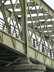 Fototapeta premium Close-up on the steel structure of a bridge - Gros plan sur la structure métallique d'un pont
