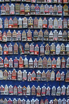Fridge magnet - souvenir of Holland  - Dutch house facade - Aimant de r&eacute;frig&eacute;rateur - souvenir de Hollande - fa&ccedil;ade maison hollandaise