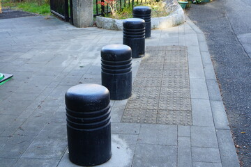 公園入口の車止めの太いポール スペースガード