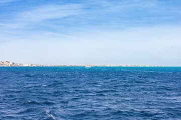 Fototapeta premium Expansive ocean horizon and clear blue sky capturing serenity and calm