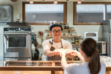 カフェ・レストラン・バーの店員・オーナーの男性
