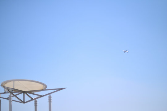夏の空と飛行機