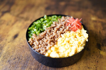 三色丼