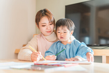 お絵描きする保育園・幼稚園・託児所・保育所で働く保育士・保母さん・ベビーシッター
