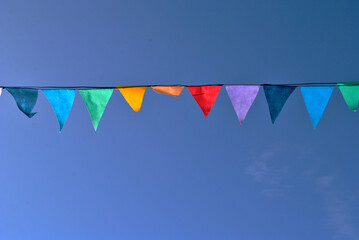 banderines de colores tenendo como fondo el cielo despejado de un dia soleado