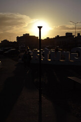 Lampara contraluz y el sol del atardecer