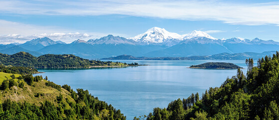 Naklejka premium Scenic Mountain Lake: A Breathtaking Background for Nature Lovers, Perfect for Any Header or Banner