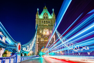 Obraz premium Tower bridge with light trails 
