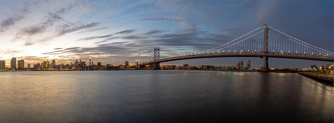 Obraz premium Panorama of the Benjamin Franklin Bridge and the skyline of Philadelphia with the Delaware River at twilight