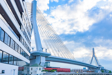 青森市の街並みと青森ベイブリッジ