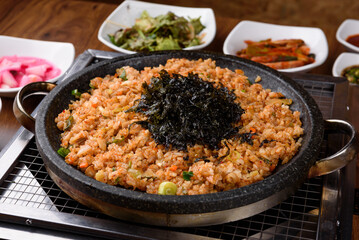 Spicy fried rice with seaweed flakes