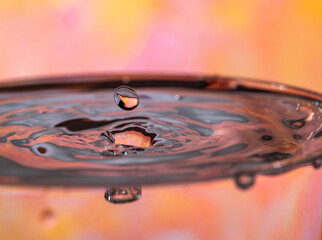 グラスの中で弾む美しい水滴のアクション