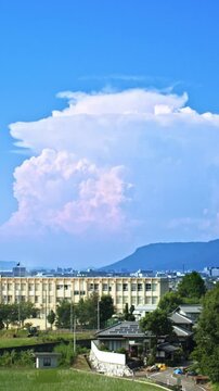 真夏の青空　入道雲と校舎　遠景に屋島（香川県）　縦動画