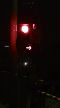 夜の踏切　警報器が鳴り遮断機が降りる　縦動画