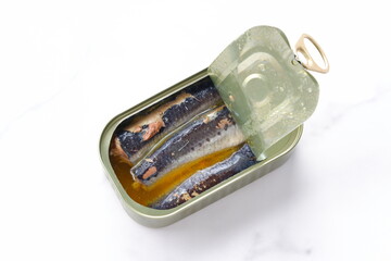 新鮮なイワシをオリーブオイルに漬けたオイルサーディンの缶詰
