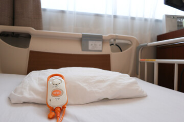 病院のベッドとナースコール　Hospital bed and nurse call